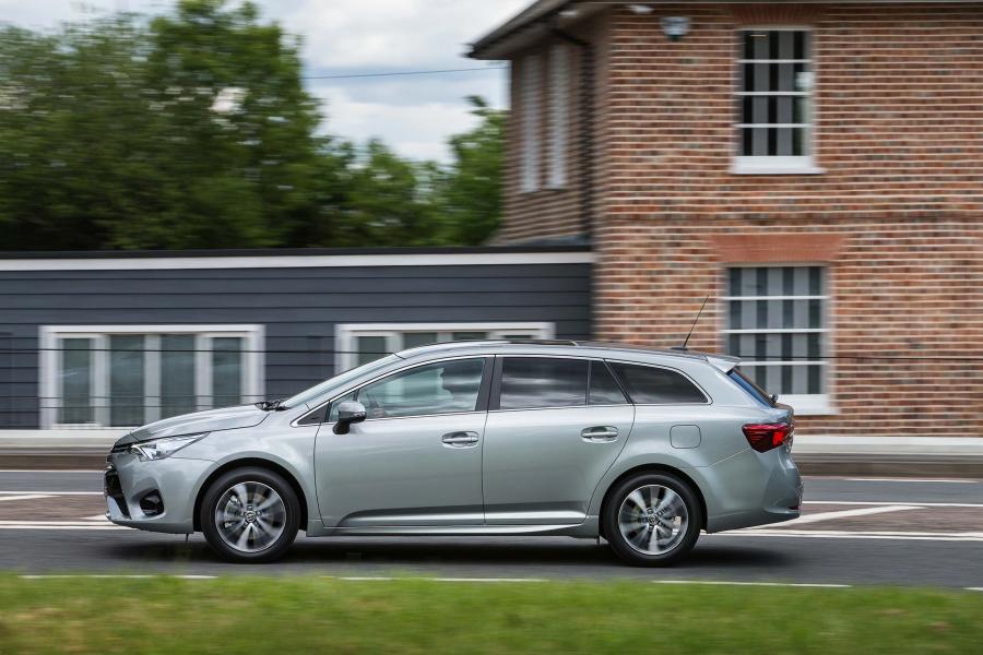 Toyota Avensis Touring Sports 2015 года  (UK) (фото 2 из 24)